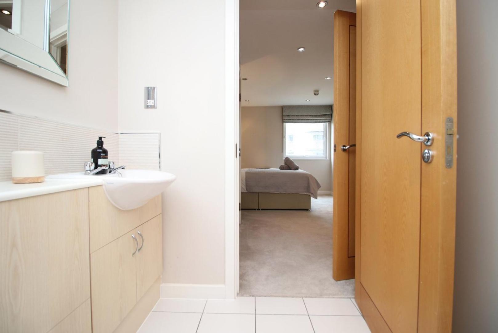 Perfect Getaway In Cardiff Marina Apartment Екстериор снимка